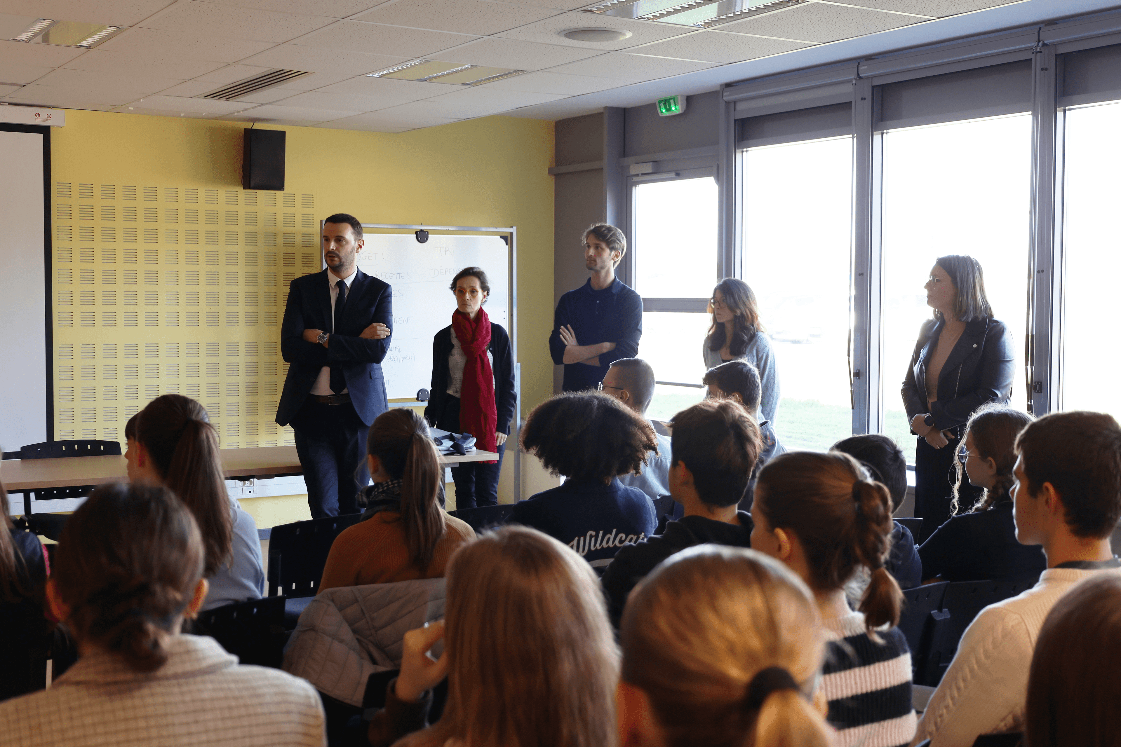 Photo des intervenants devant les élèves du collège de Monflanquin.